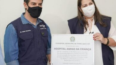 Ismael Alexandrino, entregando o título de Hospital Amigo da Criança