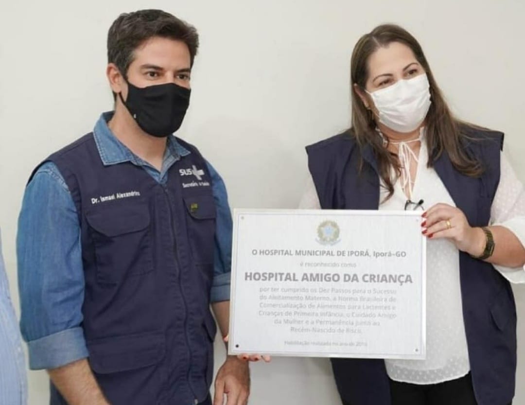 Ismael Alexandrino, entregando o título de Hospital Amigo da Criança