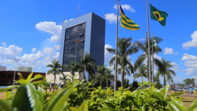 A Prefeitura de Goiânia decretou ponto facultativo na quinta-feira (14/04), véspera de Sexta-Feira da Paixão. Decreto que dispõe sobre a medida foi publicado na edição desta segunda-feira (11/04), do Diário Oficial do Município (DOM). Com isso, expediente dos servidores da administração municipal se encerra na quarta-feira (13/04), e será retomado na segunda-feira (18/04). O disposto não se aplica, entretanto, aos órgãos que exijam plantão permanente. As lojas do Atende Fácil, por exemplo, funcionam até às 12h da quinta-feira (14/04). Serviços de urgência e emergência em saúde, fiscalização e coleta de lixo serão mantidos durante todo o feriado. Veja como será o funcionamento dos órgãos da administração municipal: Atende Fácil Unidades do Atende Fácil terão atendimento na quinta-feira (14/04), até às 12h, e fecharão na sexta-feira (15/04) e sábado (16/04). O funcionamento será retomado na segunda-feira (18/04). Saúde Os casos de urgência e emergência serão atendidos nas 13 unidades que funcionam 24 horas por dia, conforme classificação de risco; ou seja, com prioridade às situações mais graves. Atualizações sobre testagem, além de informações a respeito da campanha de vacinação contra a Covid-19 podem ser acompanhadas pelo site www.goiania.go.gov.br. O Centro de Zoonoses funcionará em regime de plantão e poderá ser acionado pelos telefones (62) 3524-3131 ou 3524-3130, quando presenciados casos com animais agressivos. Em caso de mordida, a pessoa ferida deve procurar com urgência a unidade de saúde mais próxima. Para as situações de urgências e emergências em residências, locais de trabalho e vias públicas, a população deve acionar o Serviço de Atendimento Móvel de Urgência (Samu) pelo número 192, que conta com Central de Regulação e profissionais de salvamento. Assistência Social Equipes do Serviço Especializado em Abordagem Social (Seas) percorrem ruas de Goiânia em busca ativa 24 horas por dia. A população pode entrar em contato pelo telefone (62) 3524-7389. A Central de Óbitos de Goiânia funcionará 24 horas durante todo o feriado. Comurg Mantém o funcionamento das operações essenciais de limpeza, como varrição, coleta de lixo orgânico, serviços de roçagem, remoção, ajardinamento e viveiros por escala. Os atendimentos para casos de queda de árvores e recolhimento de animais mortos também não sofrerão interrupção. Os cidadãos podem solicitar serviços pela Central de Atendimento (62) 35248500/35248555, pelo aplicativo Prefeitura 24 horas ou WhatsApp da Comurg (62) 98596-8555. Guarda Municipal Funcionará normalmente e, em casos suspeitos, população pode entrar em contato com a GCM pelo telefone 153. Lazer Os Parques Mutirama e Zoológico seguem cronograma normal de funcionamento. A visitação do Parque Zoológico é das 08h30 às 17h. A compra de ingressos, porém, pode ser realizada até às 16h. Já o Mutirama, funciona das 10h às 16h, com entrada gratuita. CMTC Os ônibus do transporte coletivo da capital circulam, na sexta-feira (15/04) e domingo (17/04), com a planilha operacional de domingo. Já no sábado (16/04), a circulação obedece a planilha operacional de sábado. Secretaria Municipal de Comunicação (Secom) – Prefeitura de Goiânia