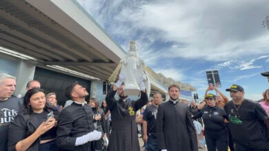 Chegada da imagem de Nossa Senhora das Graças emociona fiéis em Goiânia
