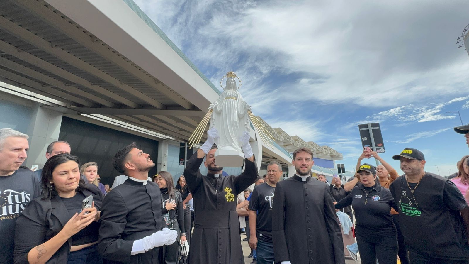Chegada da imagem de Nossa Senhora das Graças emociona fiéis em Goiânia