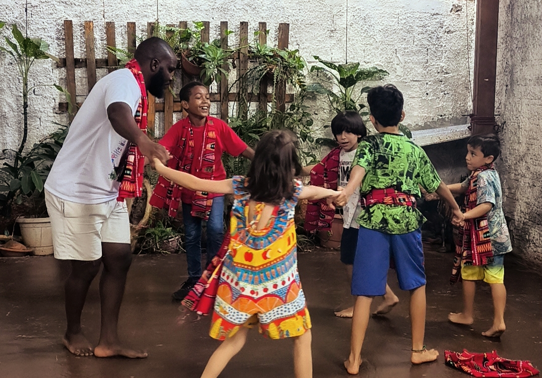 Apresentação infantil de danças africanas e noite do poder preto são atrações da sétima edição do Mercado de Àkesán 