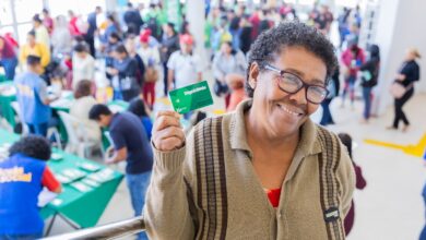 Programa “Goiás Por Elas” entrega 235 cartões para mulheres vulneráveis